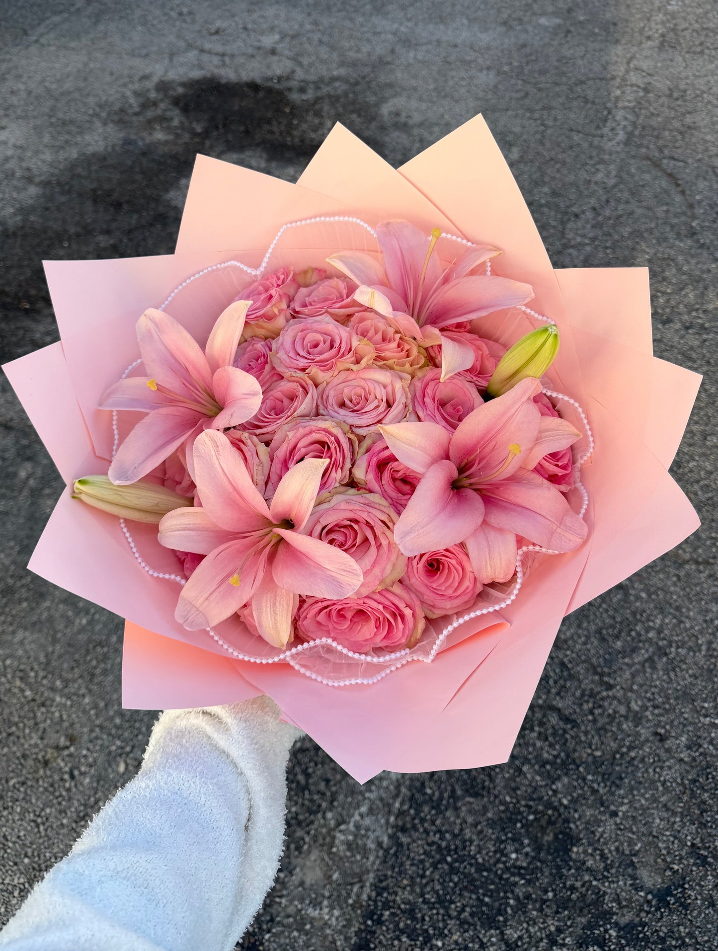 Pretty Roses and Lirios bouquet
