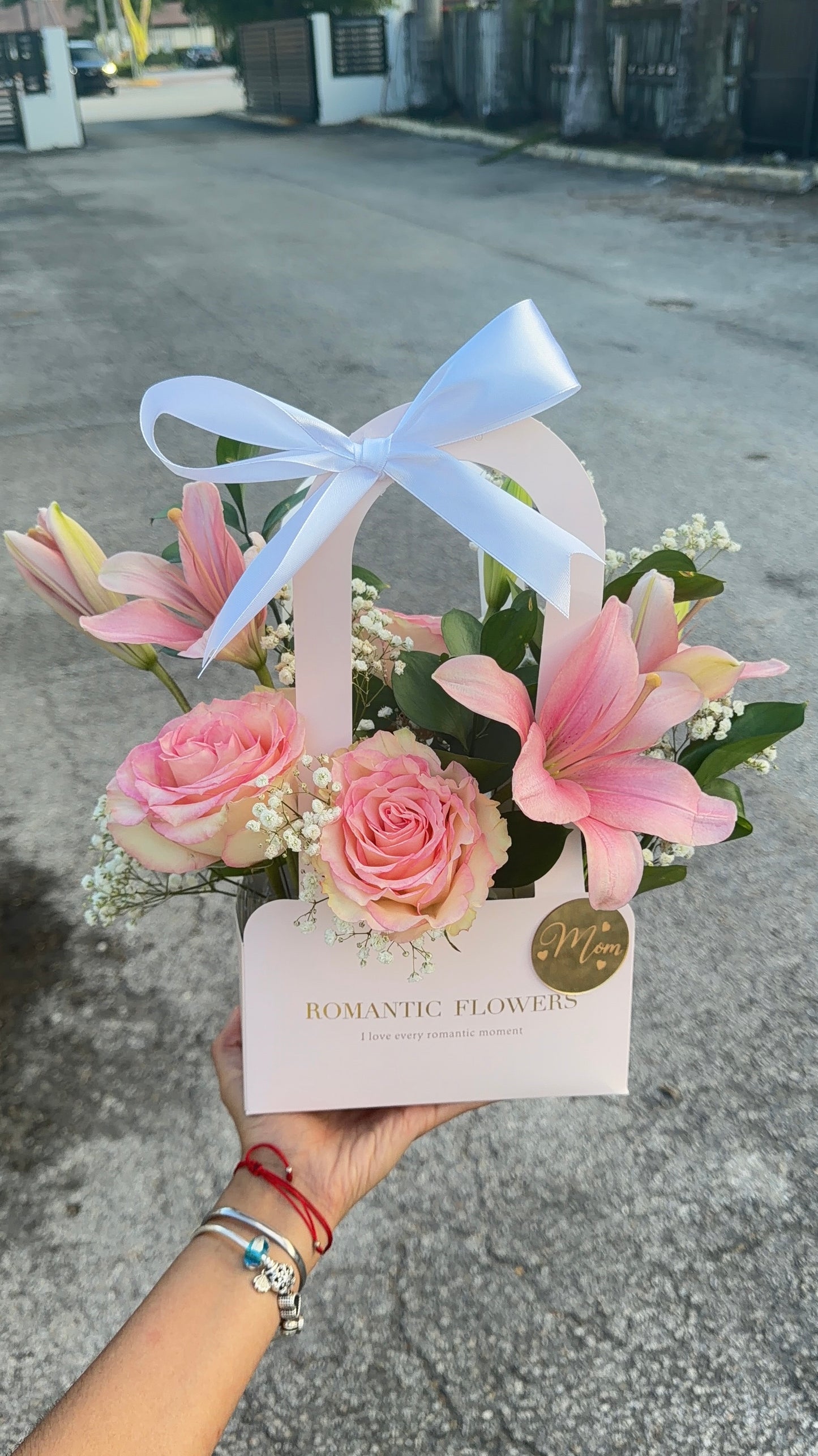 Elegant Lily Flower Box – A Beautiful Gift for Mom